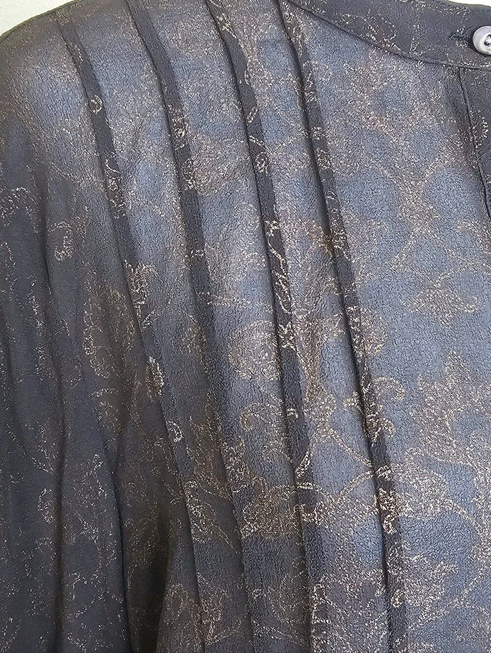 CHICO'S 100% Silk Sheer Foil Floral Blouse Mandarin Collar Pintuck Size 3 - Picture 11 of 13